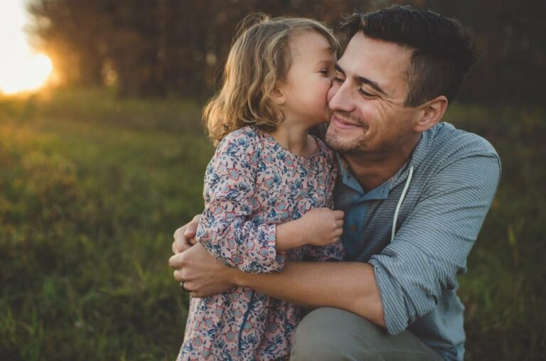 Read more about the article Отец и дочь: насколько важно присутствие папы в жизни девочки
